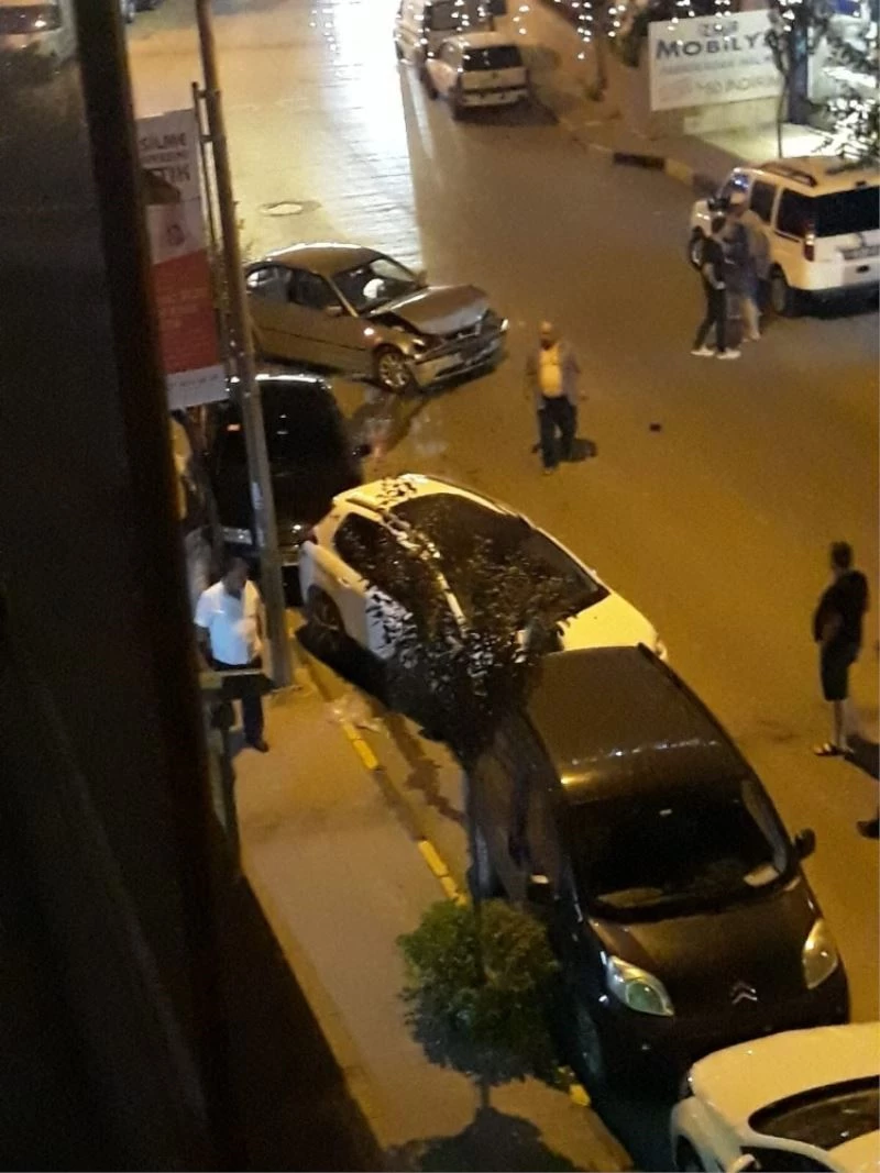 Sürücüsünün kontrolünü kaybettiği araç park halindeki araçlara çaptı
