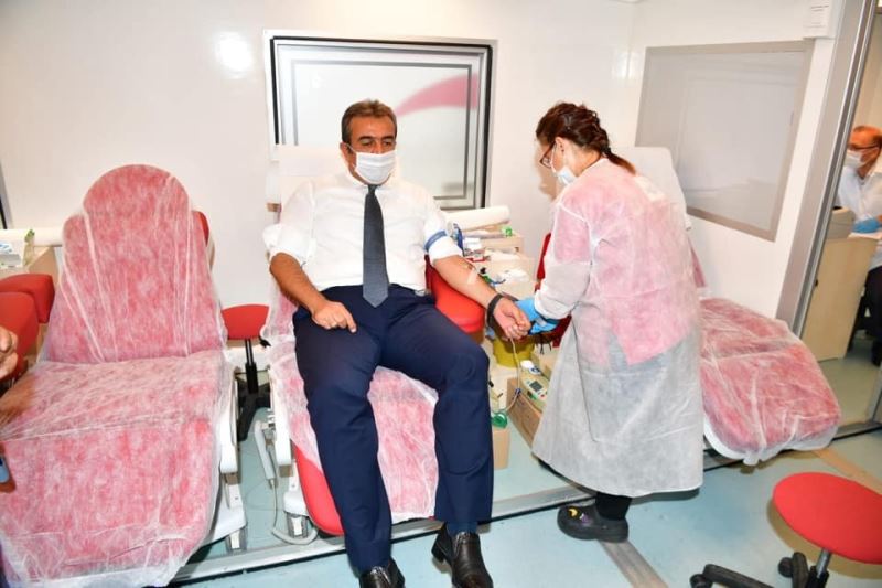 Başkan Soner Çetin kan bağışında bulundu
