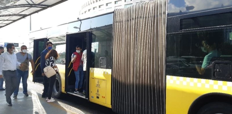 Metrobüslerde sosyal mesafesiz yolculuk
