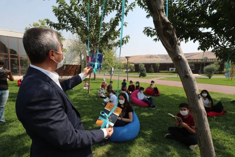 Dallardan kitap topladılar droneden ayakkabı aldılar
