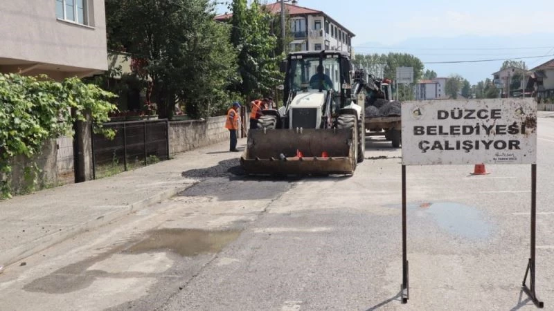 Düzce’de bozuk yollar onarılmaya devam ediyor

