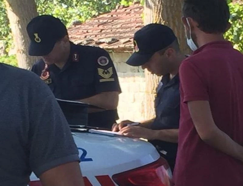 Jandarma maske takmayan sürücüleri uyardı ama kendi takmadı
