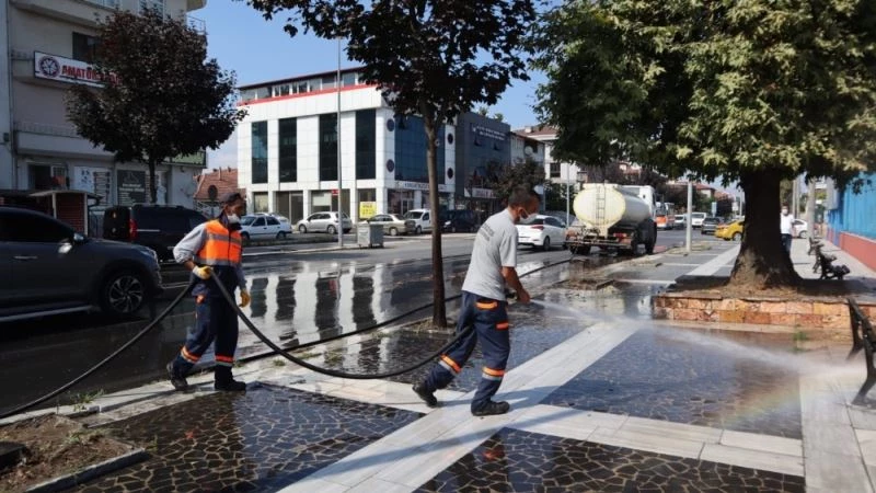 Düzce Belediyesi ekipleri yolları ve kaldırımları yıkadı
