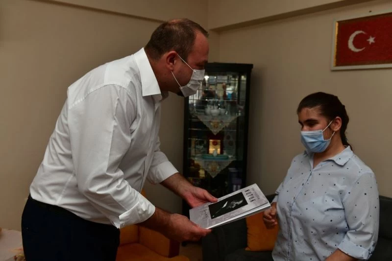 Başkan Utku Gümrükçü’den görme engelli Mine’ye ziyaret
