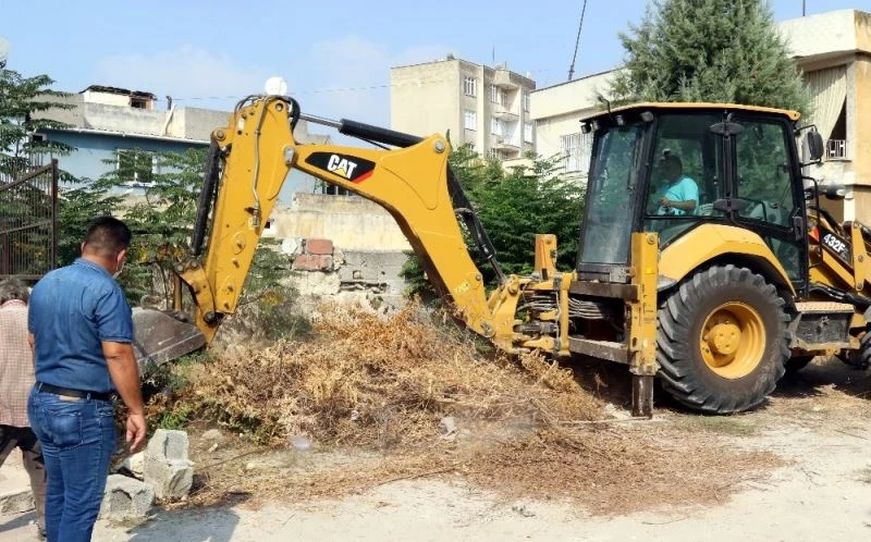 Akdeniz’de boş arsalar temizleniyor
