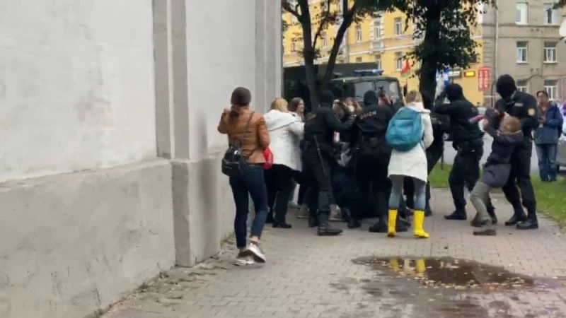 Belarus’ta muhalif isme destek yürüyüşüne polis müdahalesi
