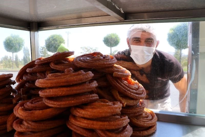 Dede mesleğini böyle yaşatıyor, kamyoneti tatlıcıya dönüştürdü
