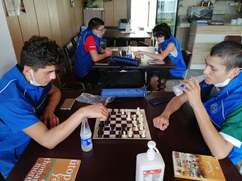 Kıraathaneler aslına dönüyor
