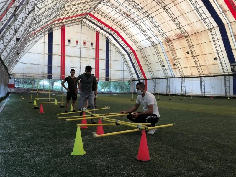 Gönüllü öğretmenler halı sahayı spor merkezine çevirdi, 6 öğrenciyi üniversiteli yaptı
