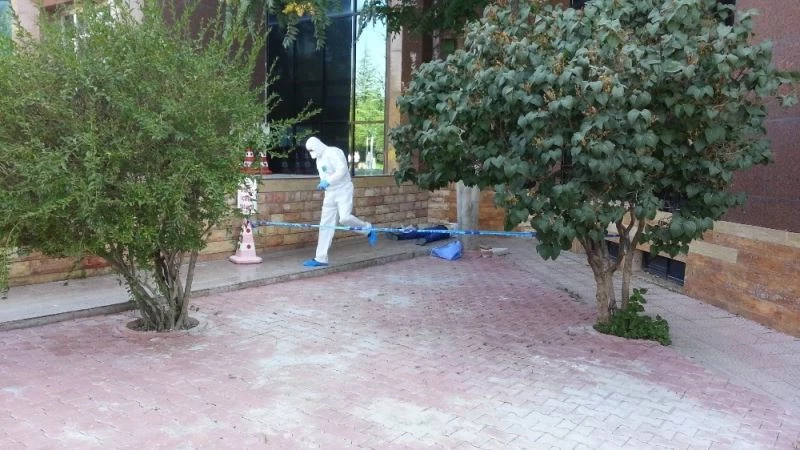 Öğretim görevlisi çalıştığı kütüphanenin girişinde ölü bulundu
