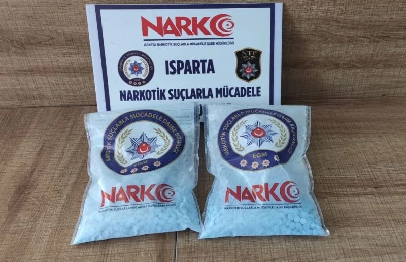 Isparta’da otobüsteki bir yolcunun çantasında uyuşturucu zulası ele geçirildi
