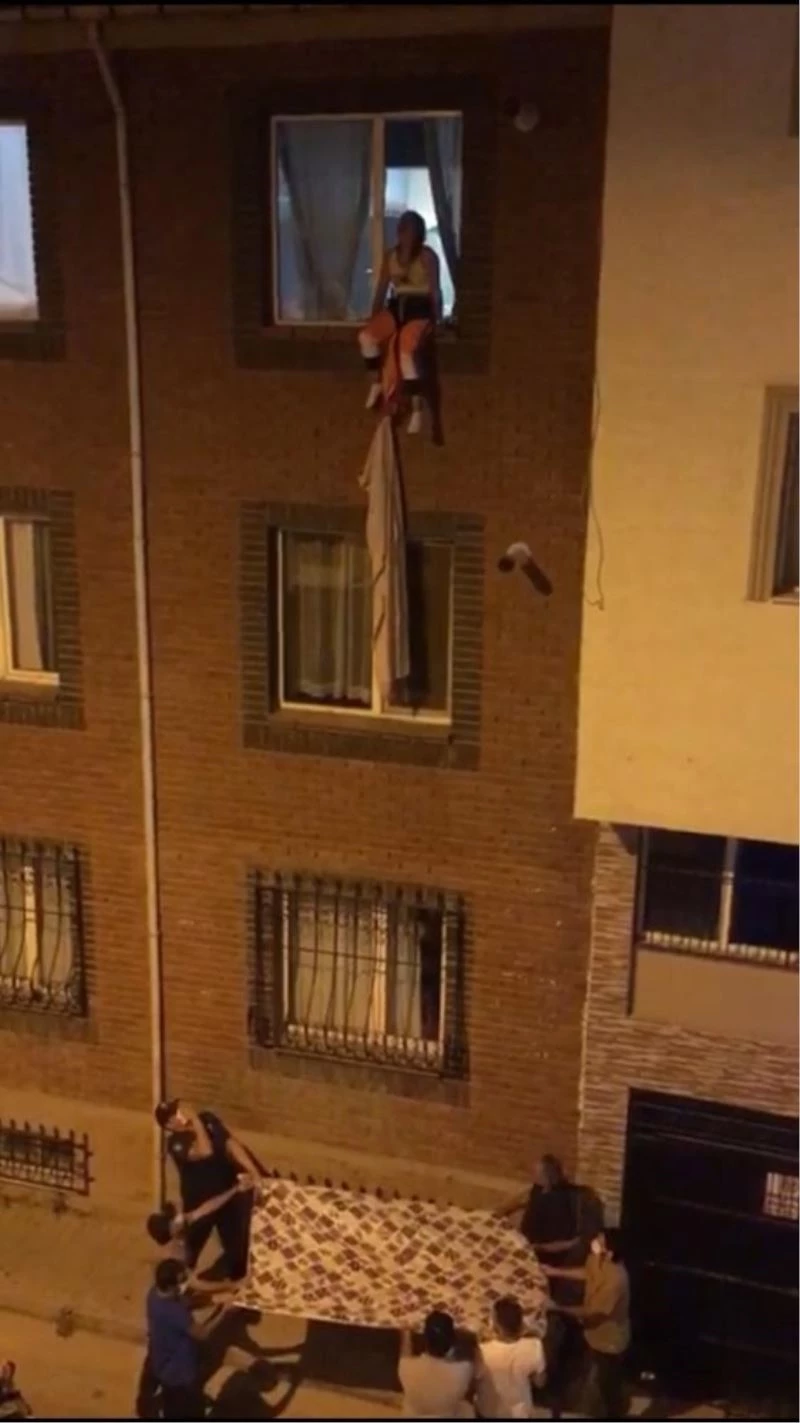 Evinden sarkıttığı çarşafla binadan inmeye çalıştı
