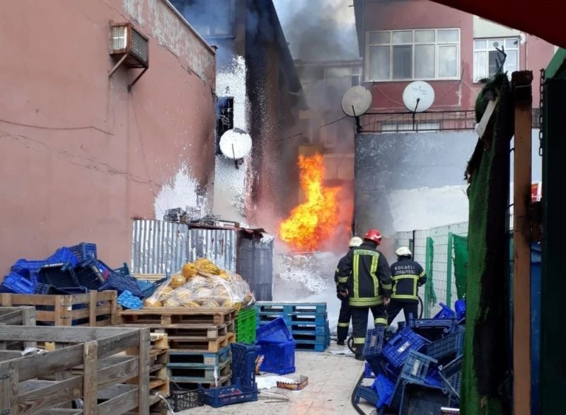 Alevlere teslim olan marketin deposu 3 binayı küle çeviriyordu
