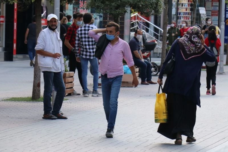 Bolu’da, maske takmayanlara 1 milyon 850 bin lira ceza kesildi
