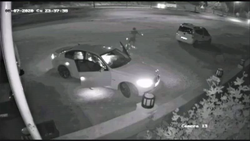 Önce ayakkabılarını parçaladı, sonra arabaya binerken kurşun yağdırdı
