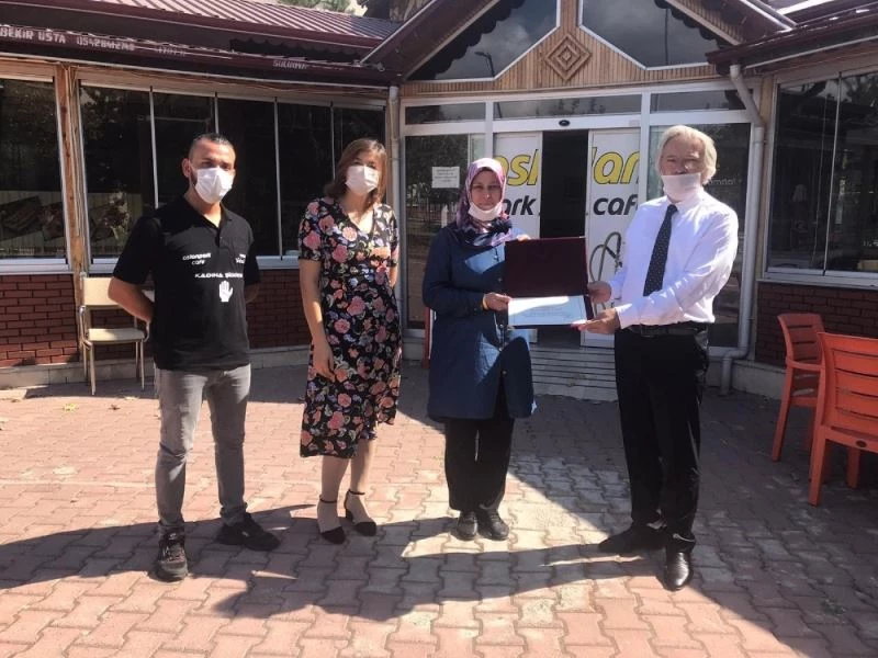 Kadına şiddete karşı tişörtlü farkındalığa teşekkür plaketi
