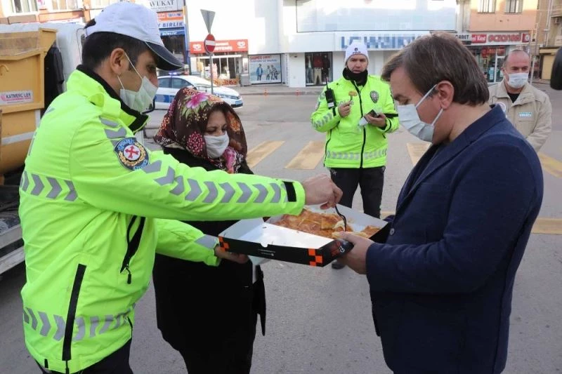 Vali Aydoğdu’dan polislere börek ikramı

