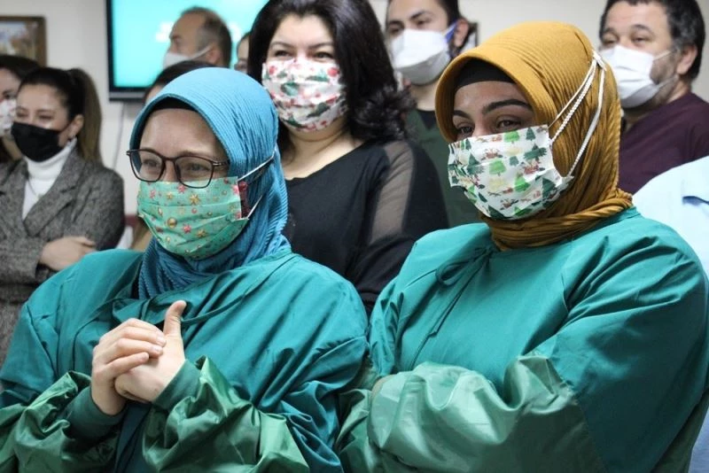 Ünlülerden sağlık çalışanlarına yeni yıl sürprizi
