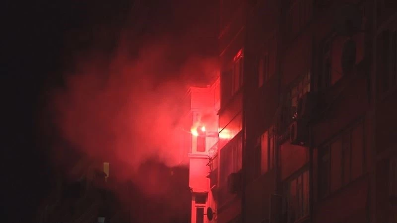 Camlara çıkıp tencere ve kaşıkları birbirine vurarak yılbaşına girdiler, bardak ve şişeleri sokağa attılar
