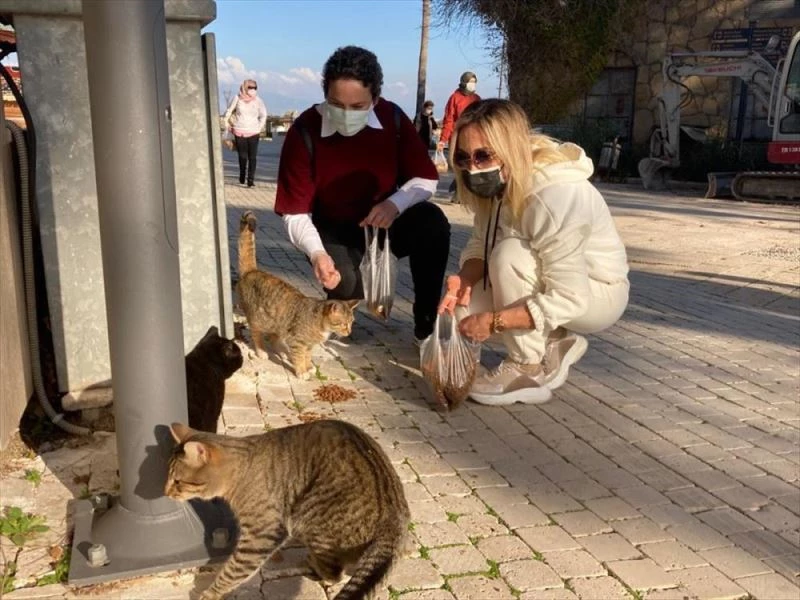 AK Parti Antalya Milletvekili Çokal, yeni yıla sağlık çalışanlarıyla girdi
