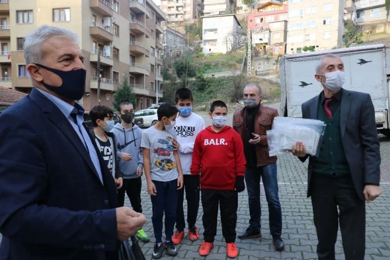 Kısıtlamada minik yürekler kitapla ısınacak
