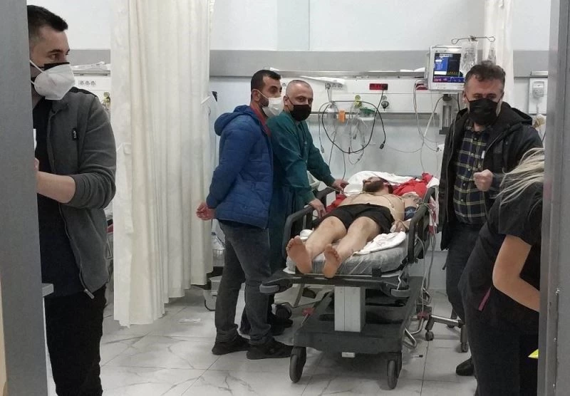 Yeni yıla girerken manganda kurşunun vurduğu genç ağır yaralandı

