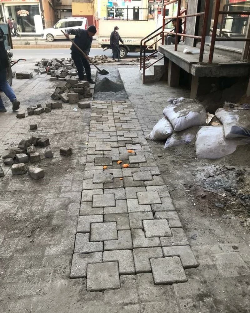 Bağlar’da cadde ve sokaklara ilmik ilmik hizmet döşeniyor
