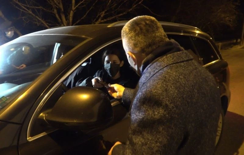 Vali gofret dağıttı
