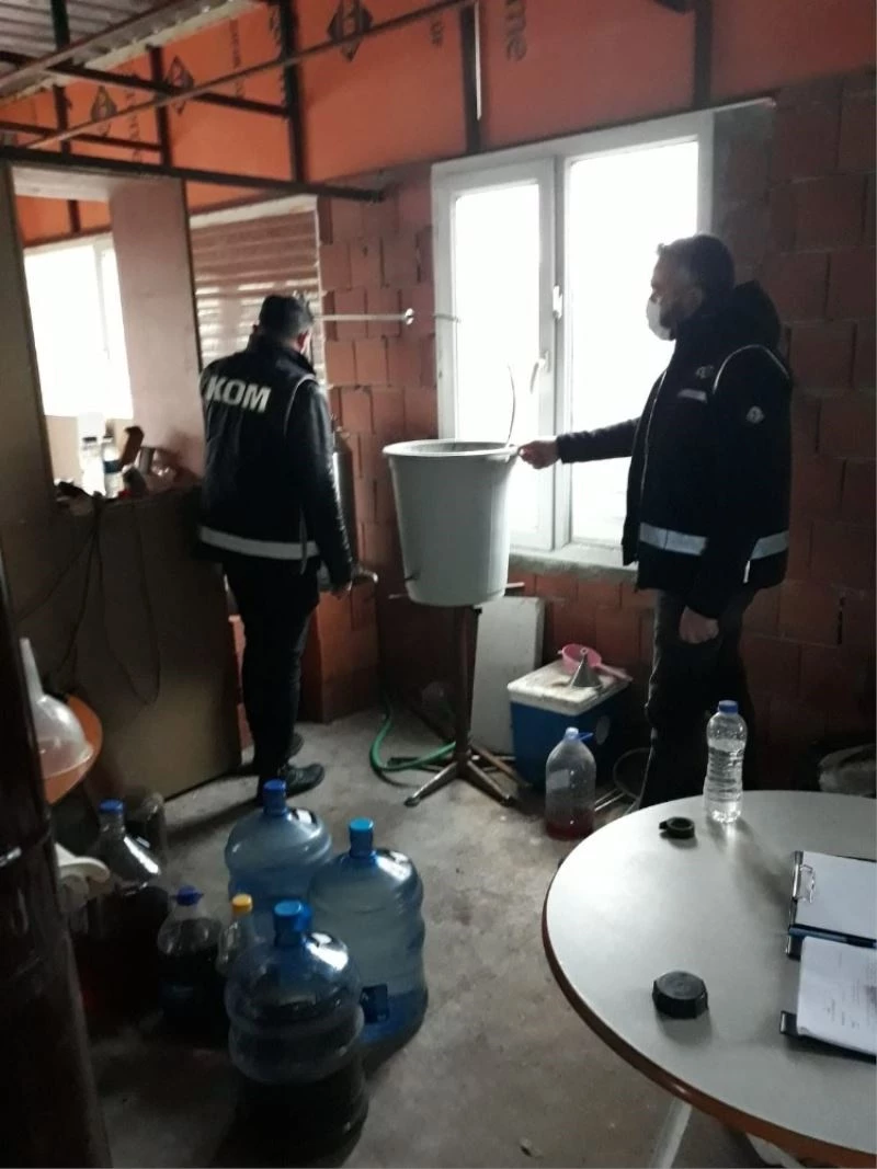 Çeşme’de kaçak içkiyi piyasaya sürmeye çalışan zanlıya suçüstü
