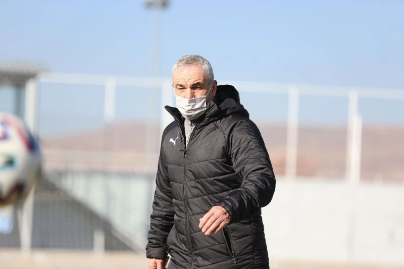 Çalımbay: “Hakemler oyunculara düşman gibi”
