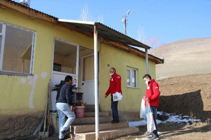 Kızılay’dan görme engelli kardeşlere saz teli ve gıda yardımı
