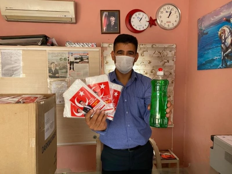 Muhtarlık maaşıyla mahalleye maske ve deterjan dağıttı
