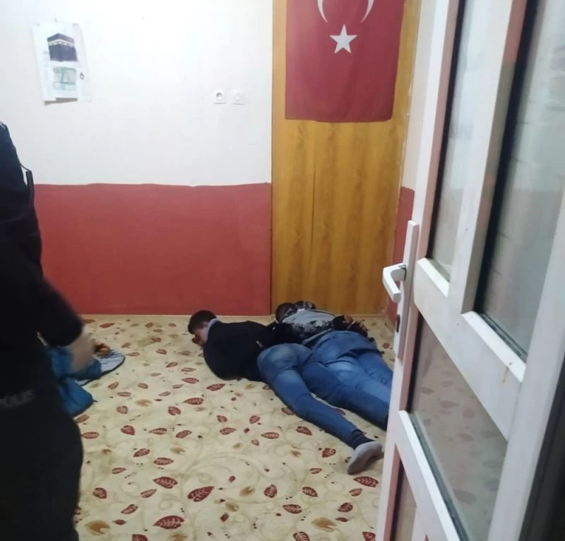 Saklandıkları camide yakalandılar
