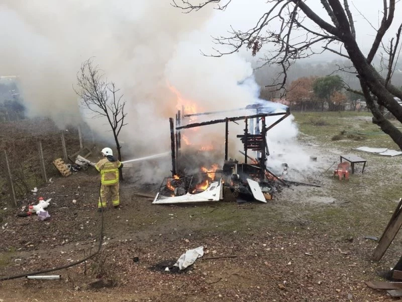Elektrikli ısıtıcı barakayı küle döndürdü
