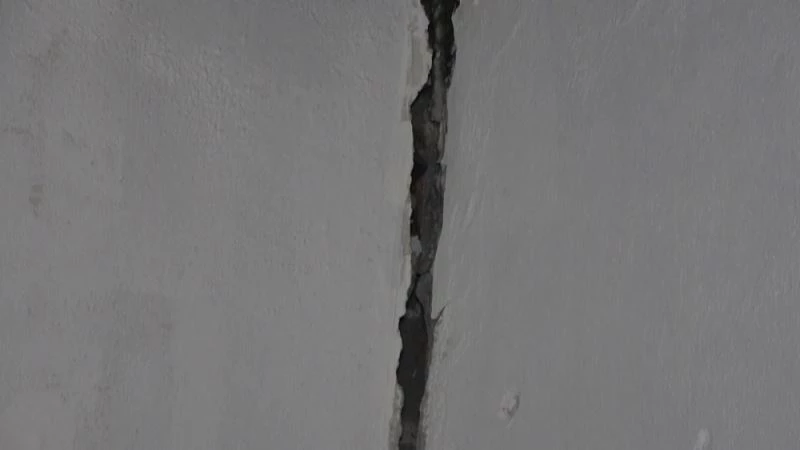 Depremde bir evin duvarları çatladı, yaşlı adam o anları anlattı: 