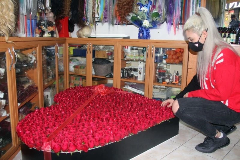 Pandemiden dolayı görüşemediği Almanya’daki sevgilisinden 1001 gülden oluşan kalp geldi
