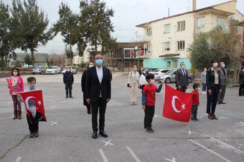 İzmir’de tebessüm ettiren İstiklal Marşı töreni
