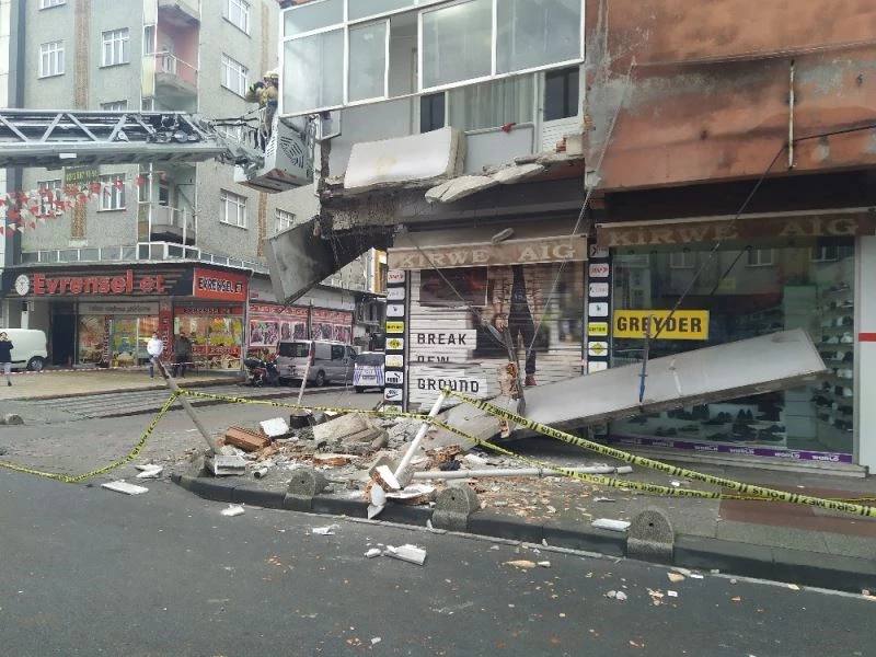 Sultangazi’de 5 katlı bir binanın balkonu çöktü
