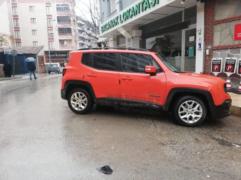 Kızılay gönüllüsünün anahtarını kopyalayıp aracını çaldılar
