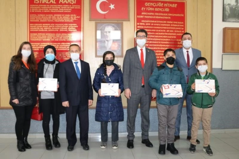 İlk etap tabletler dağıtıldı
