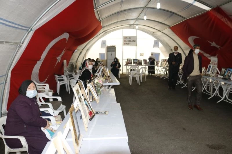 Soğuk havalara rağmen çocuklarından gelecek haberi bekliyorlar
