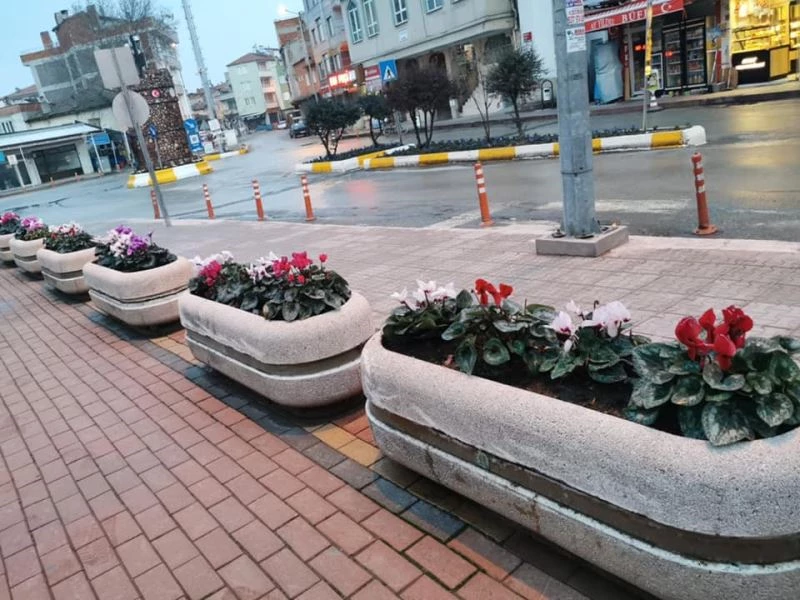 İvrindi’de meydanlar çiçekler açtı
