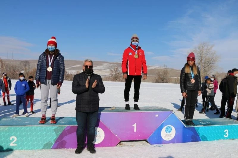 Kayaklı koşu yarışları nefes kesti
