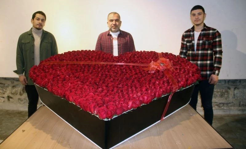 Pandemi sürecinde görüşemediği sevgilisi için 1001 gülden kalp yaptı
