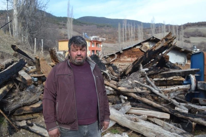 Samanlığı kül oldu, çaresizce düşünürken yardım gecikmedi
