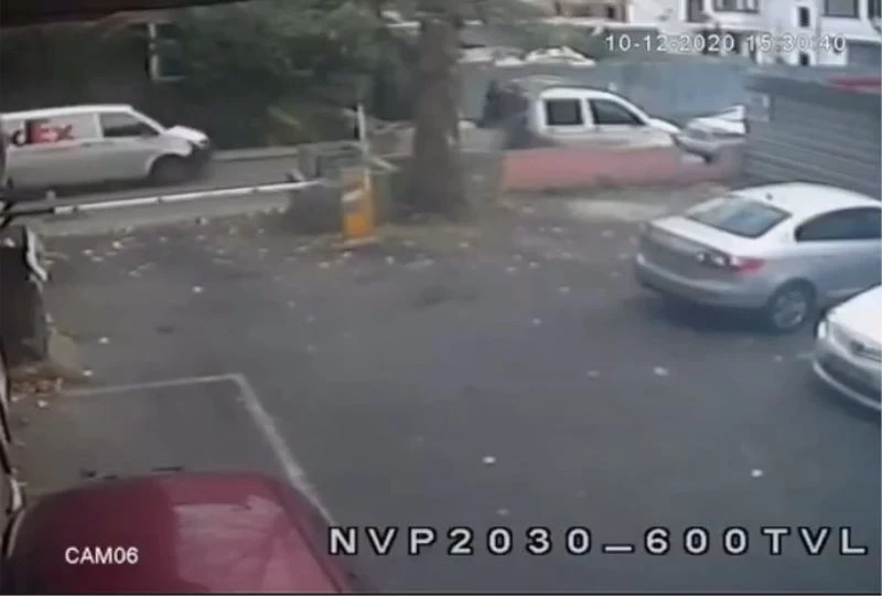 (Özel) Kadıköy’de park halindeki kamyonetten karot makinesinin çalınması kamerada
