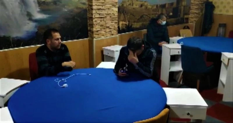 Kumar oynarken yakalanan 14 kişi yeminler etse de ceza yemekten kurtulamadı
