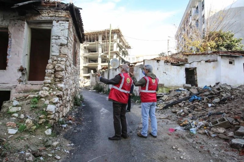 Buca’nın metruk binalarına can ve mal güvenliği önlemi
