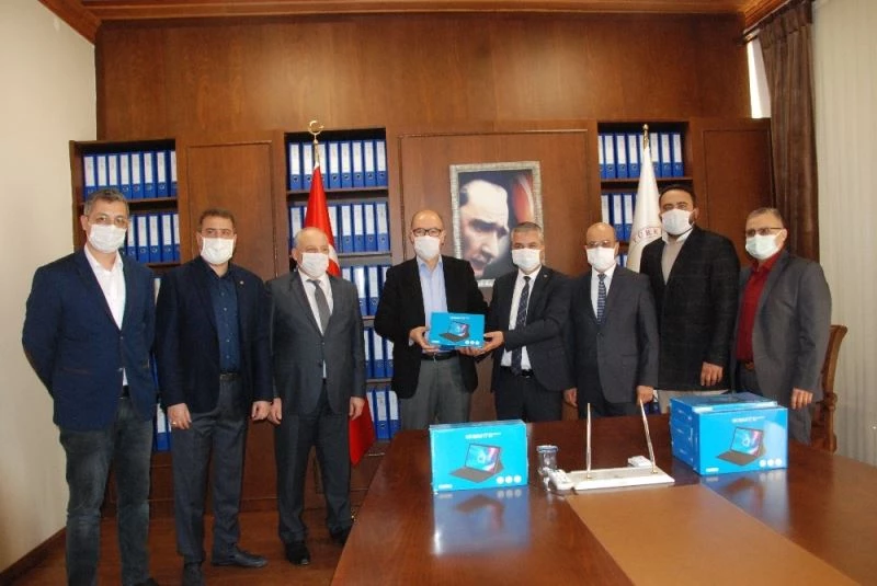 Silifke’de 60 öğrenciye klavyeli tablet bilgisayar
