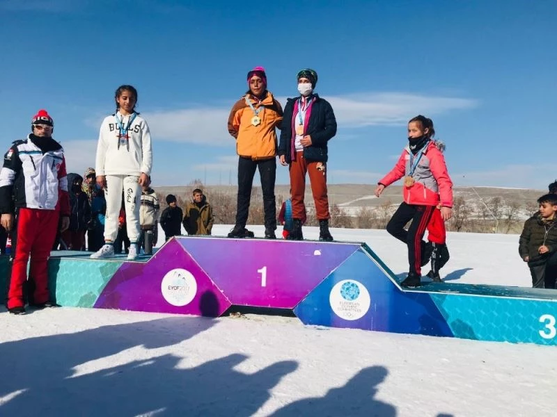 Hakkarili kayakçılar 25 madalya ile döndüler
